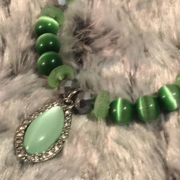 Green Cat’s Eye & Iridescent green charm bracelet - Picture 3 of 3